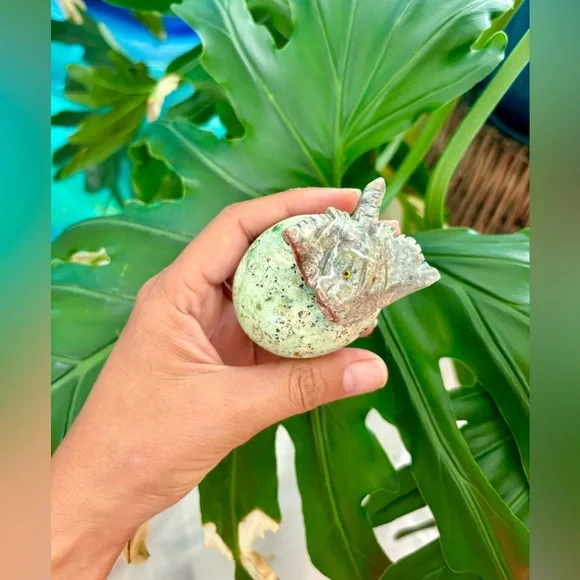 Stingray Carving on Chrysoprase - Picture 2 of 4